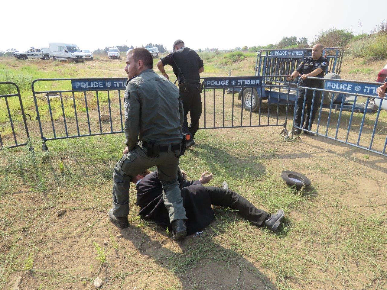 הקיצונים פרצו לעירייה ו"החליטו": מבטלים את חילול הקברים