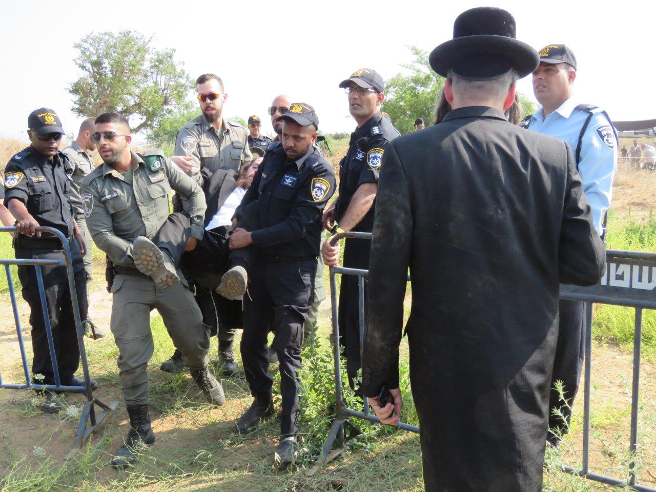 הקיצונים פרצו לעירייה ו"החליטו": מבטלים את חילול הקברים