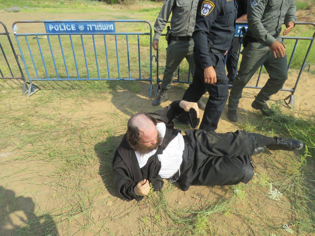 הקיצונים פרצו לעירייה ו"החליטו": מבטלים את חילול הקברים