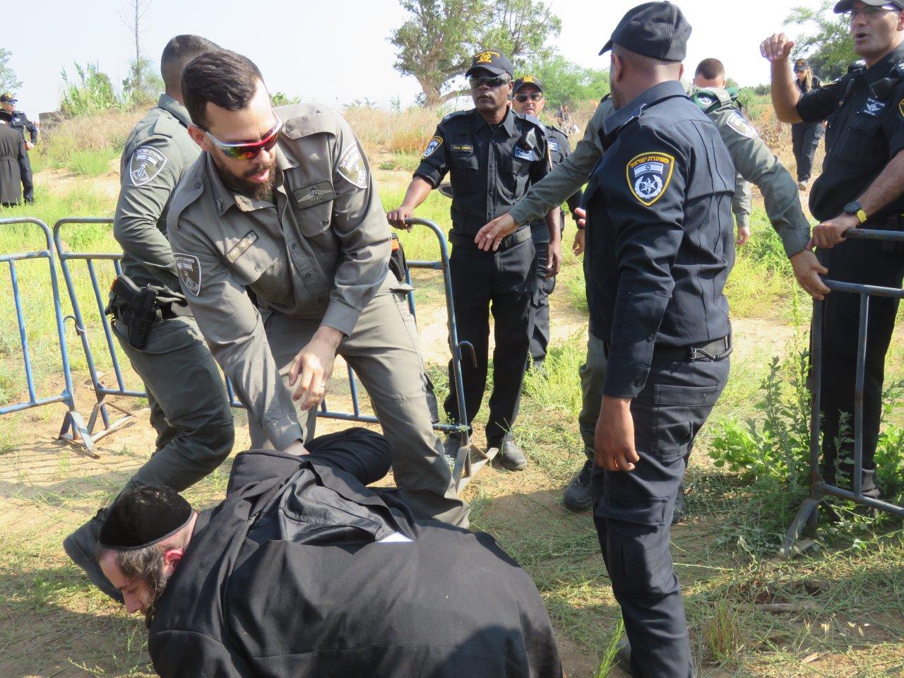 הקיצונים פרצו לעירייה ו"החליטו": מבטלים את חילול הקברים