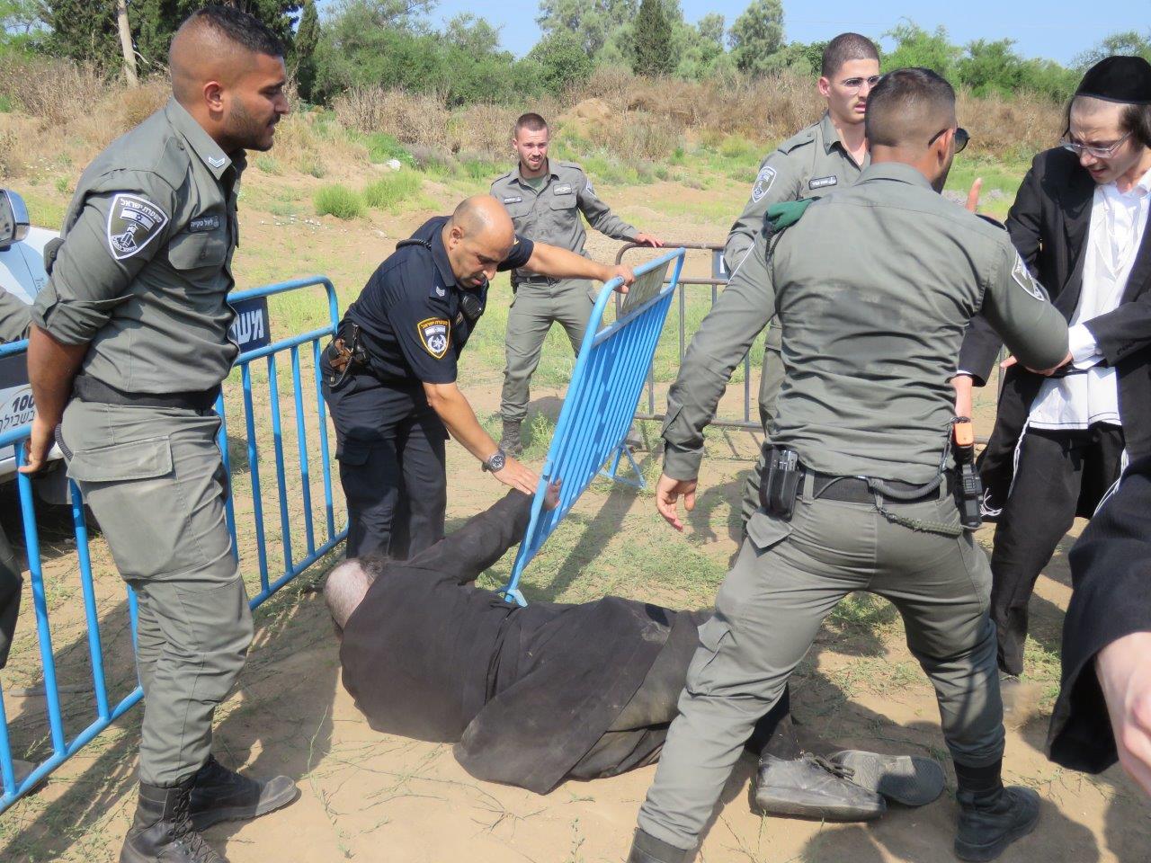 הקיצונים פרצו לעירייה ו"החליטו": מבטלים את חילול הקברים