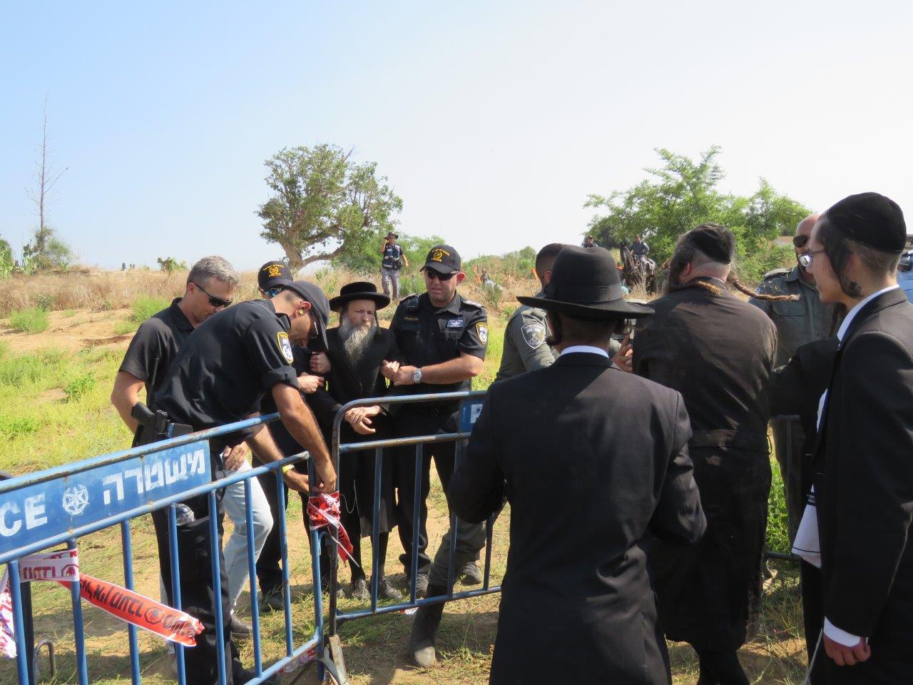 הקיצונים פרצו לעירייה ו"החליטו": מבטלים את חילול הקברים