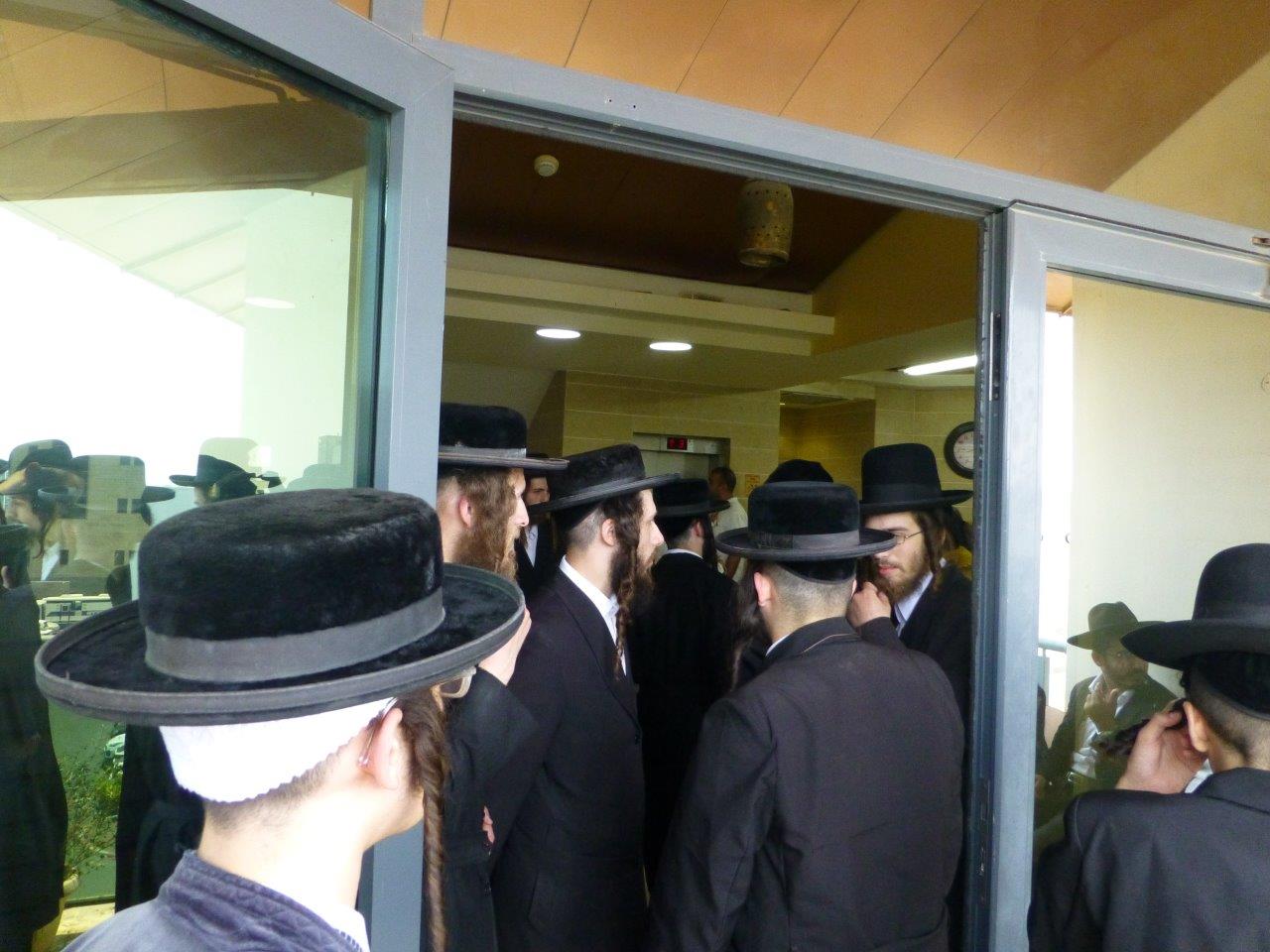 הקיצונים פרצו לעירייה ו"החליטו": מבטלים את חילול הקברים