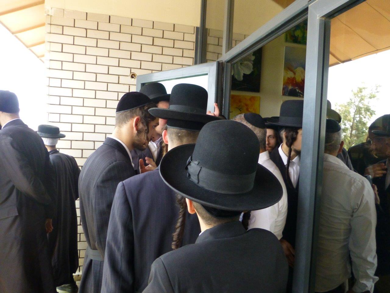 הקיצונים פרצו לעירייה ו"החליטו": מבטלים את חילול הקברים