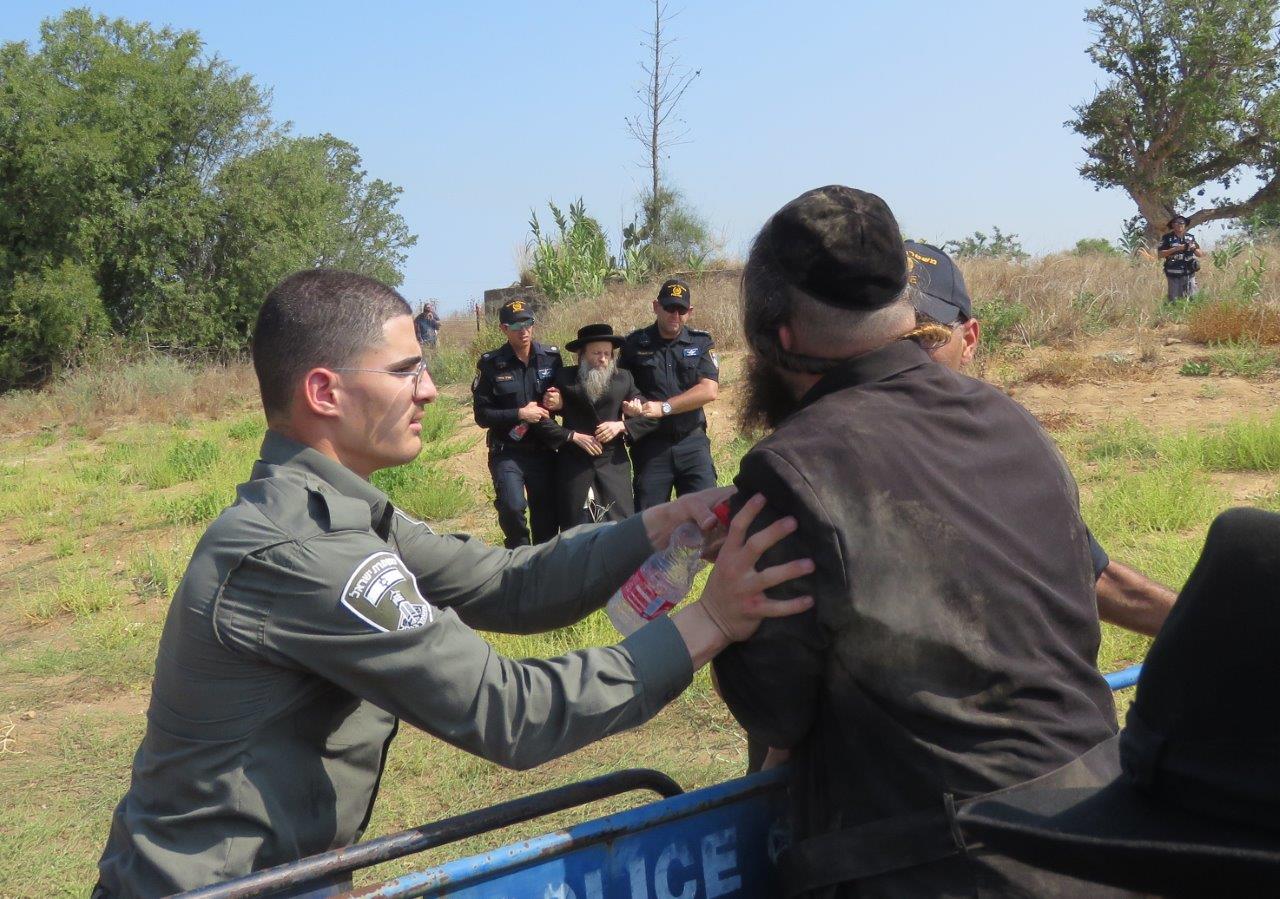 הקיצונים פרצו לעירייה ו"החליטו": מבטלים את חילול הקברים
