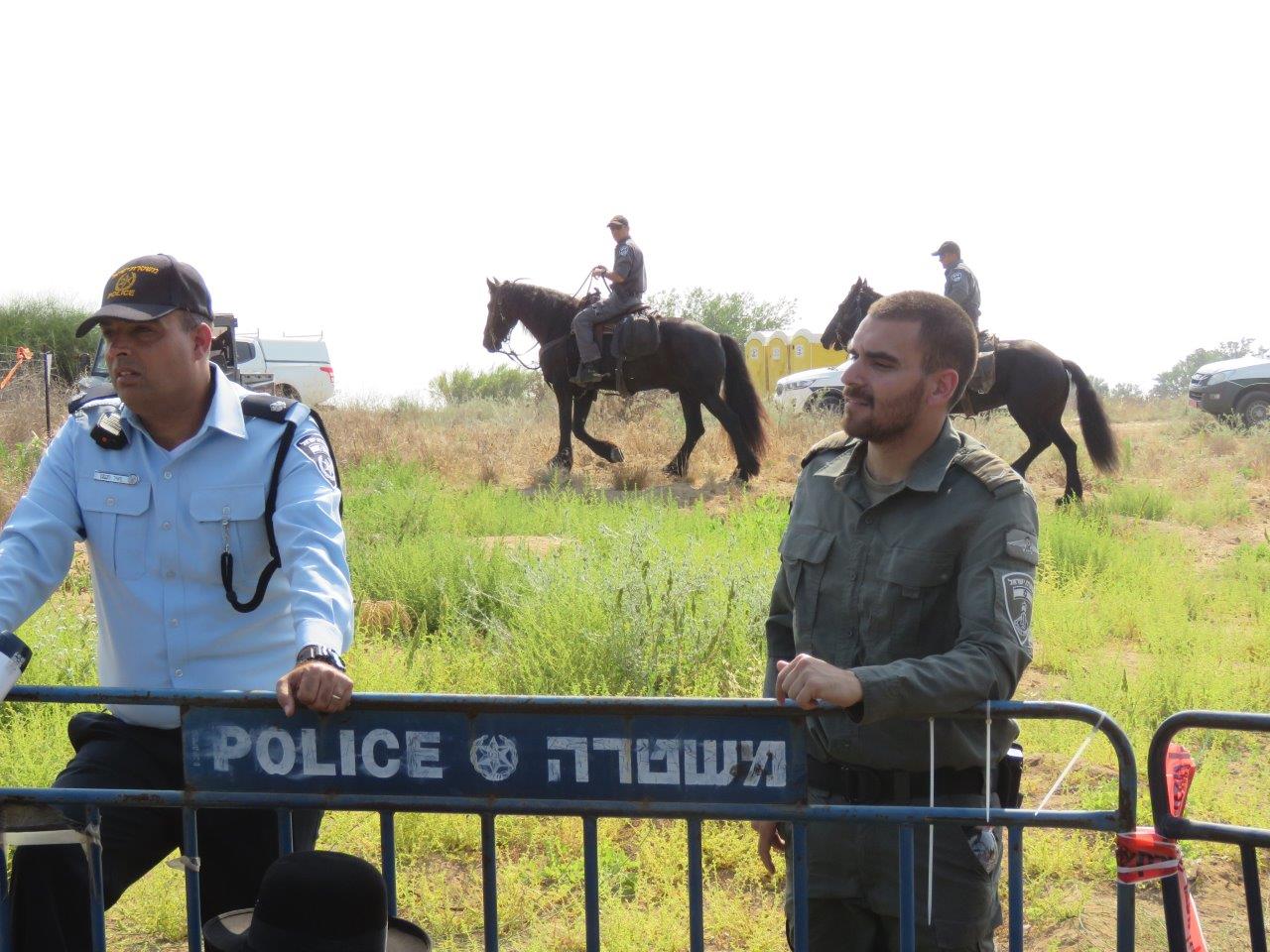 הקיצונים פרצו לעירייה ו"החליטו": מבטלים את חילול הקברים