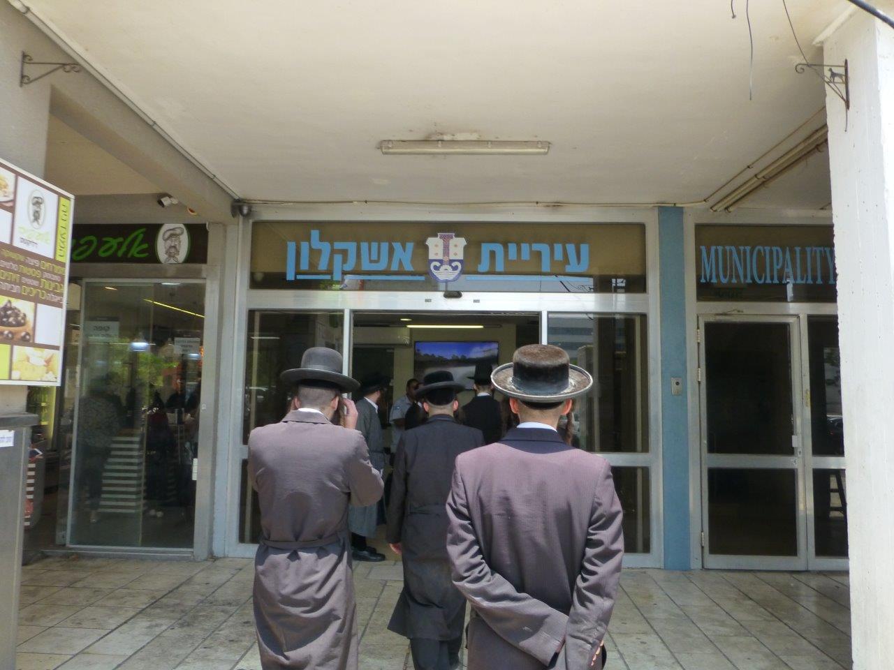 הקיצונים פרצו לעירייה ו"החליטו": מבטלים את חילול הקברים