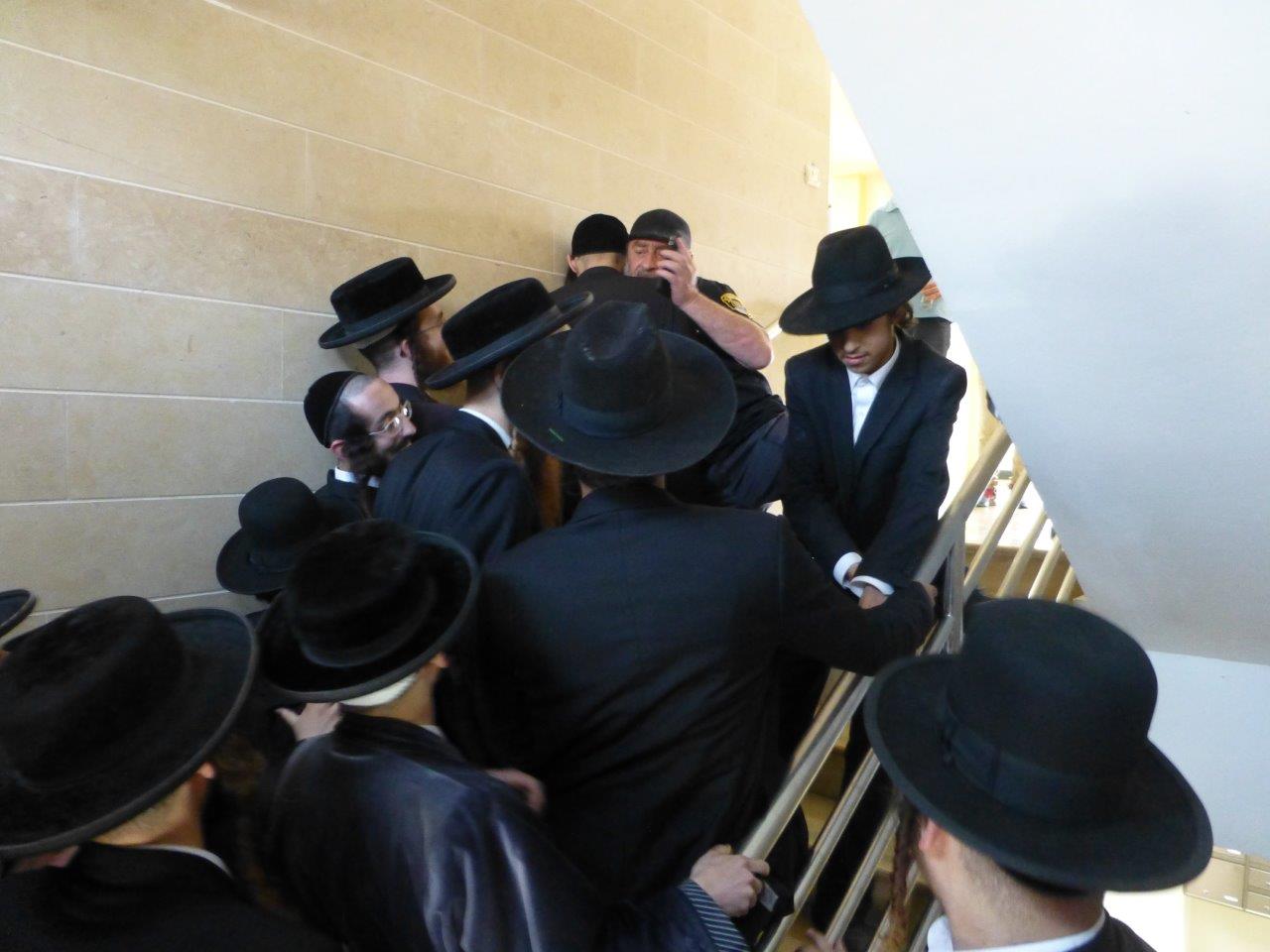 הקיצונים פרצו לעירייה ו"החליטו": מבטלים את חילול הקברים