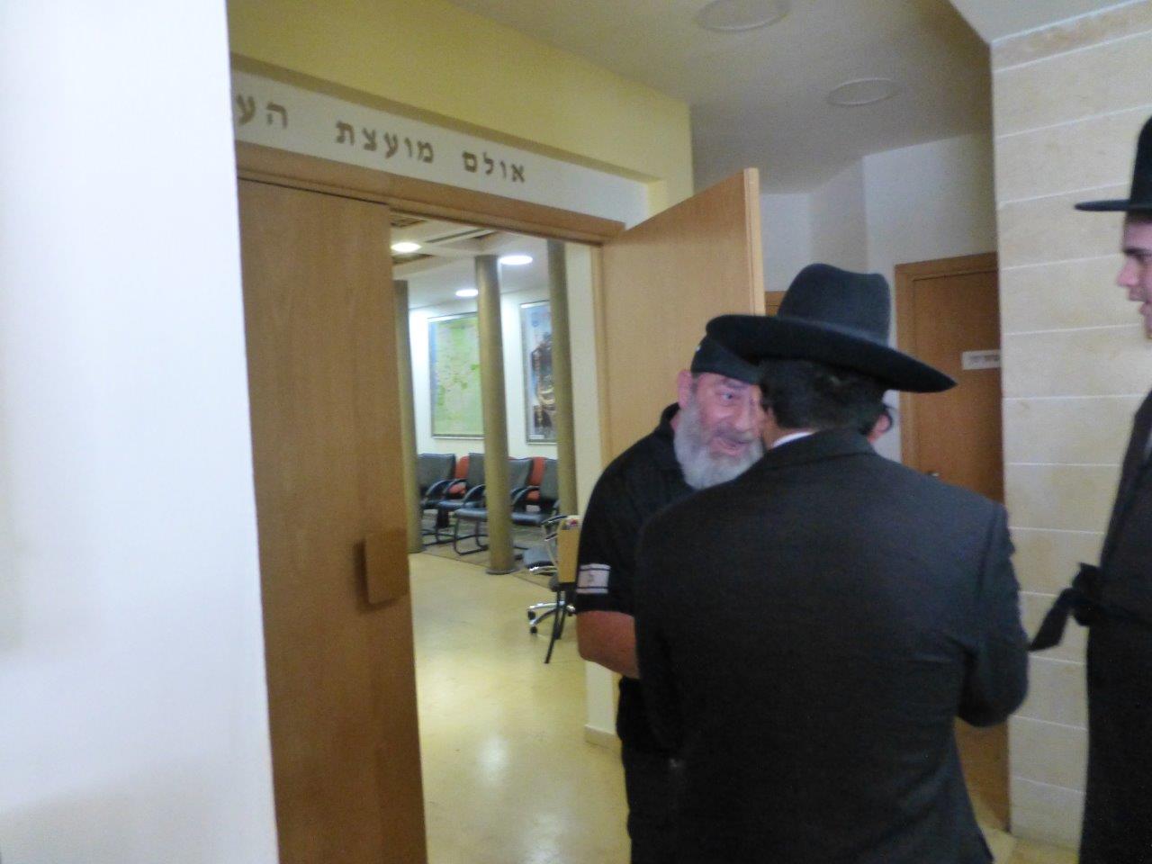 הקיצונים פרצו לעירייה ו"החליטו": מבטלים את חילול הקברים