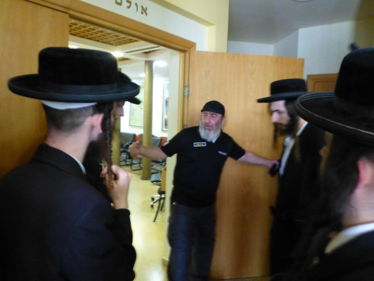 הקיצונים פרצו לעירייה ו"החליטו": מבטלים את חילול הקברים