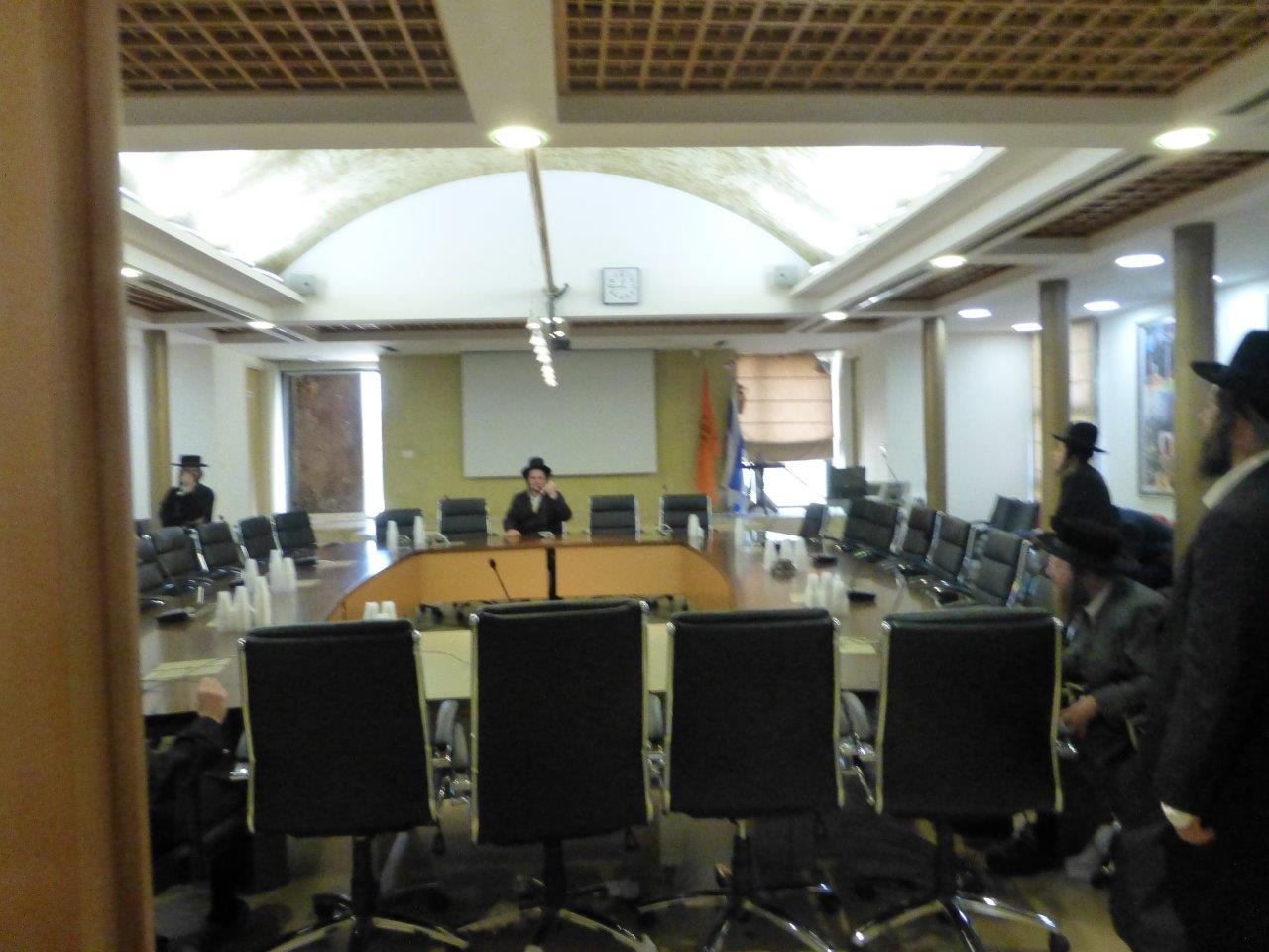 הקיצונים פרצו לעירייה ו"החליטו": מבטלים את חילול הקברים