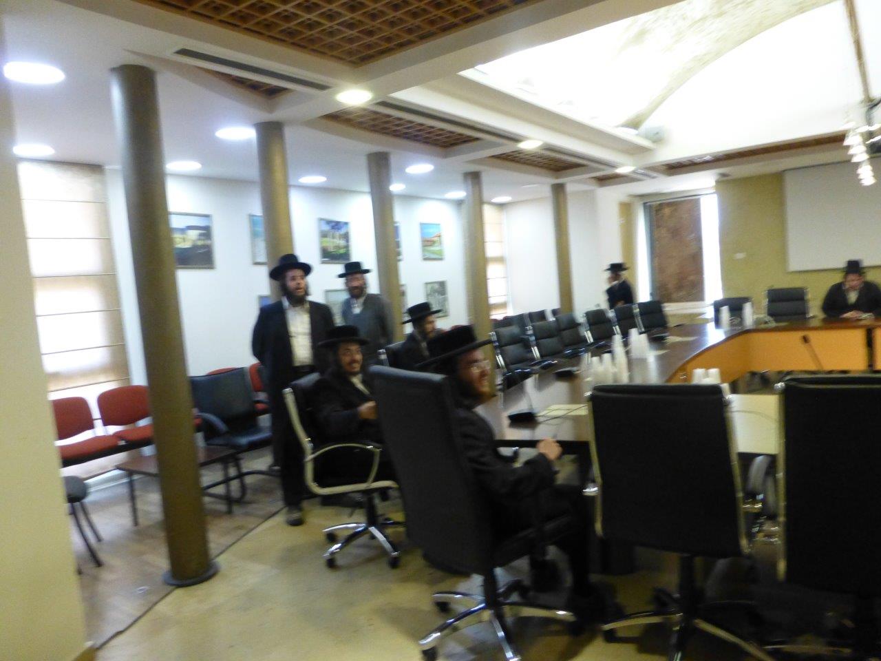 הקיצונים פרצו לעירייה ו"החליטו": מבטלים את חילול הקברים