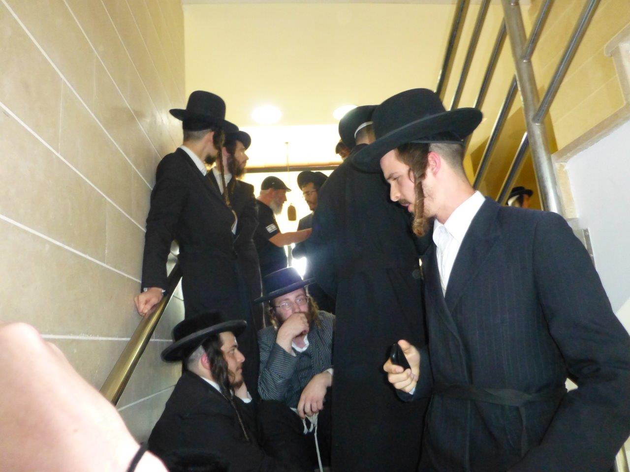 הקיצונים פרצו לעירייה ו"החליטו": מבטלים את חילול הקברים