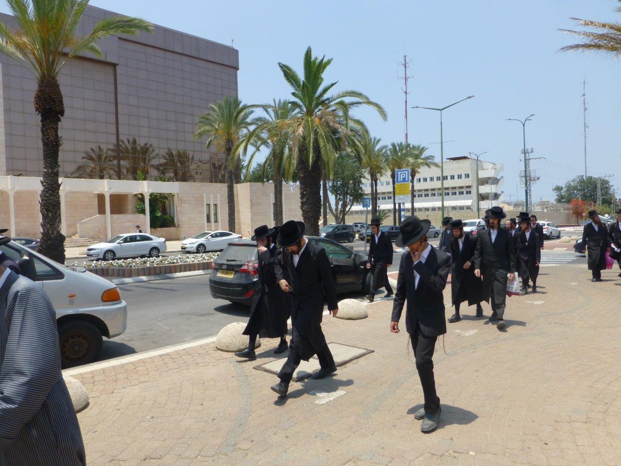 הקיצונים פרצו לעירייה ו"החליטו": מבטלים את חילול הקברים