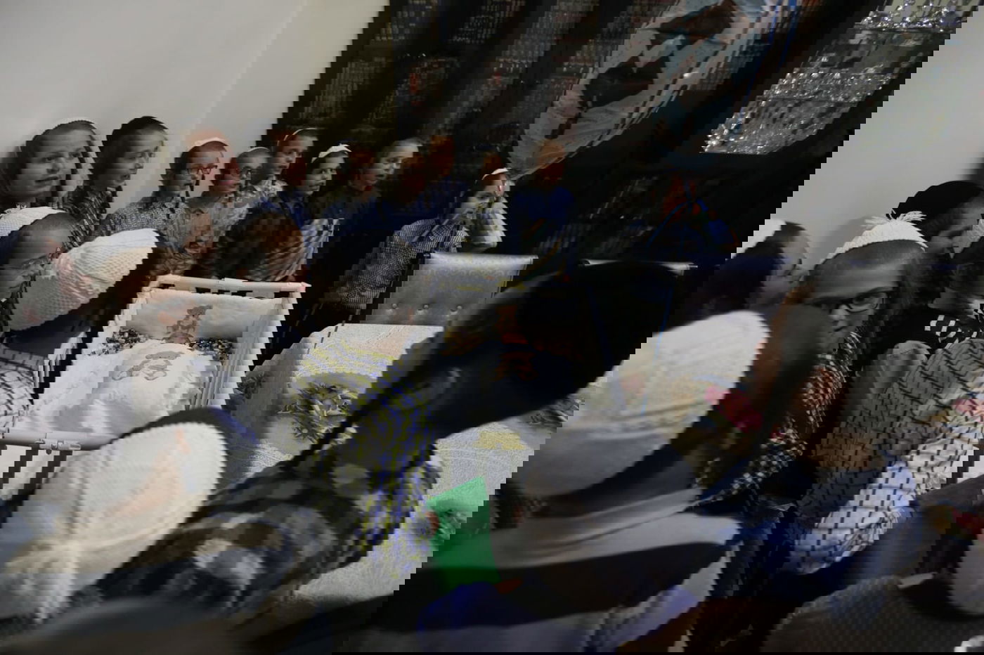 תיעוד: ילדי מאה שערים ב'קרישמע ליינען'