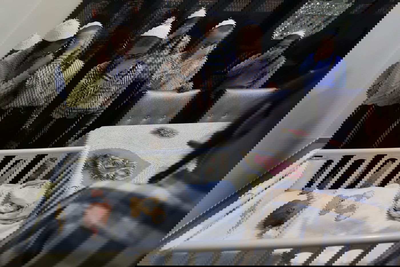 תיעוד: ילדי מאה שערים ב'קרישמע ליינען'