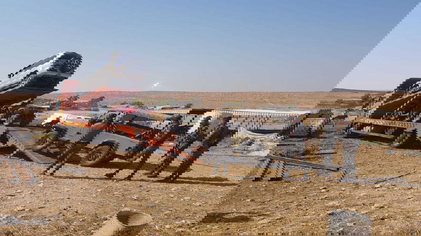 באמצע הכביש: לוחמי מג"ב עצרו מסיע שב"ח