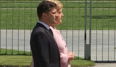 רעדה בזמן הטקס: מה קרה לאנגלה מרקל?  • צפו