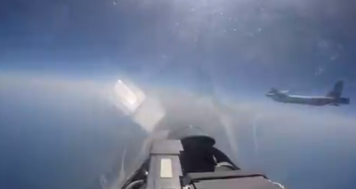 הרוסים צילמו: טיסה צמוד למפציץ אמריקני