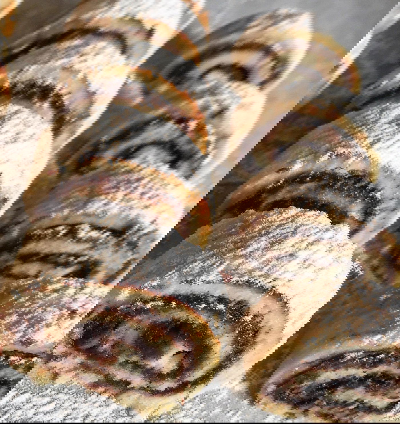 עוגיות תמרים מגולגלות בבצק פריך