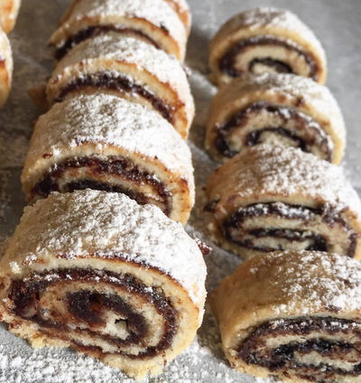 עוגיות תמרים מגולגלות בבצק פריך