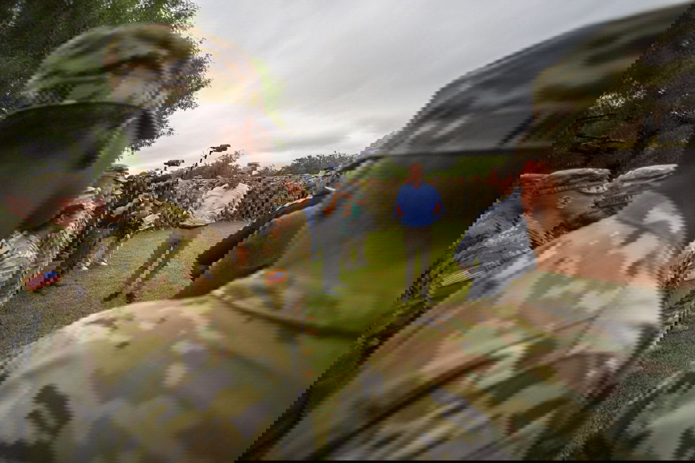 פטריק שנהאן עם חיילים אמריקאים