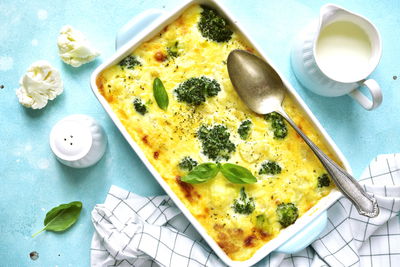 גראטן ברוקולי וכרובית עם אגוז מוסקט