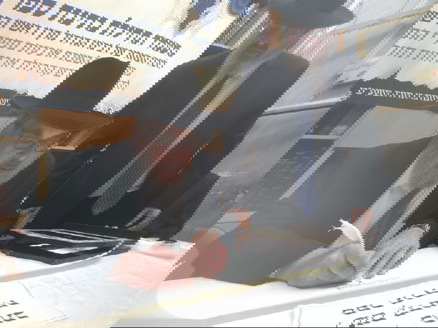 צפו: ספרי התורה הגנובים הושבו אל ארון הקודש