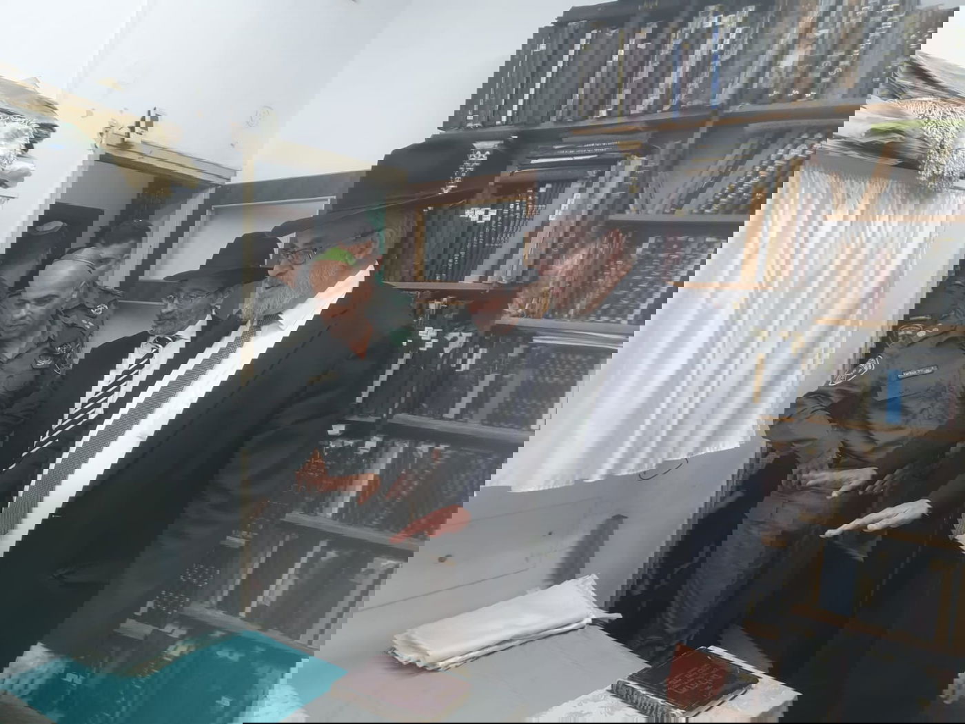 צפו: ספרי התורה הגנובים הושבו אל ארון הקודש