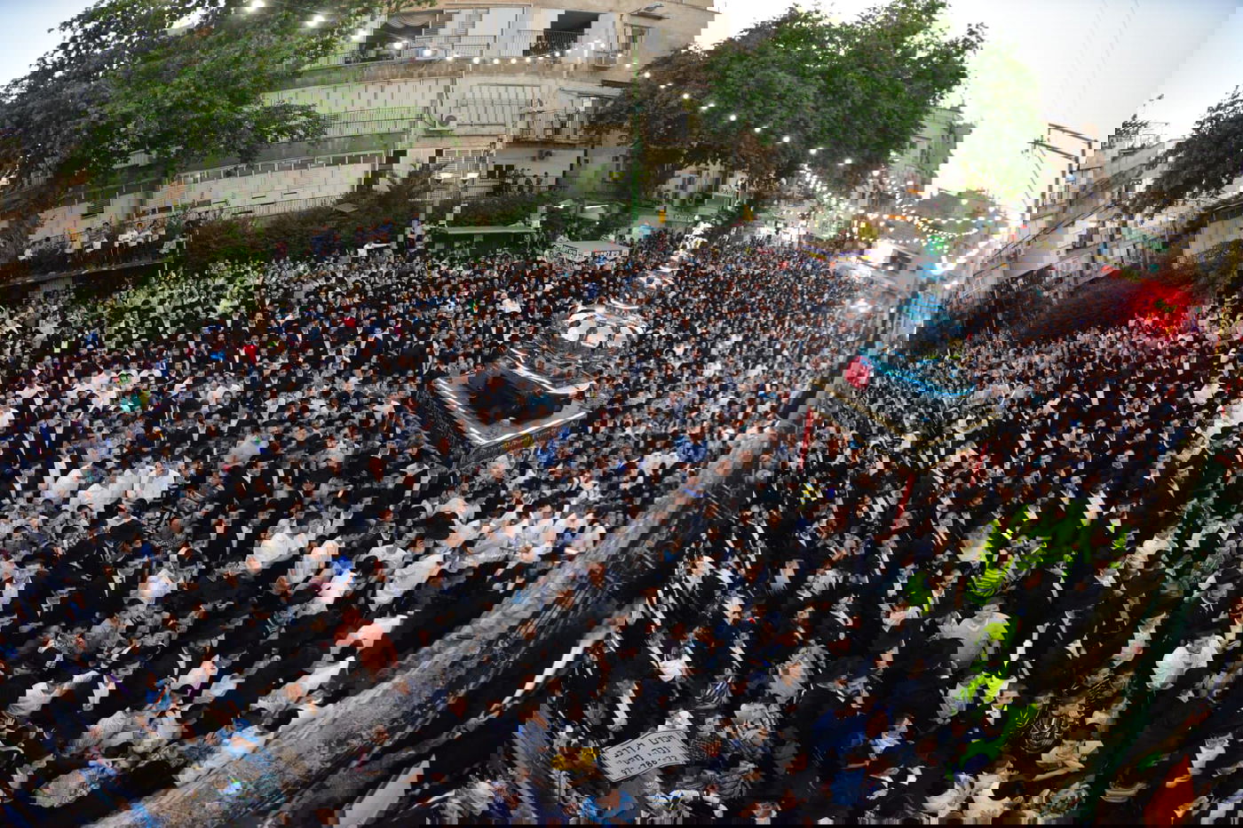 צפו: ספרי התורה הגנובים הושבו אל ארון הקודש