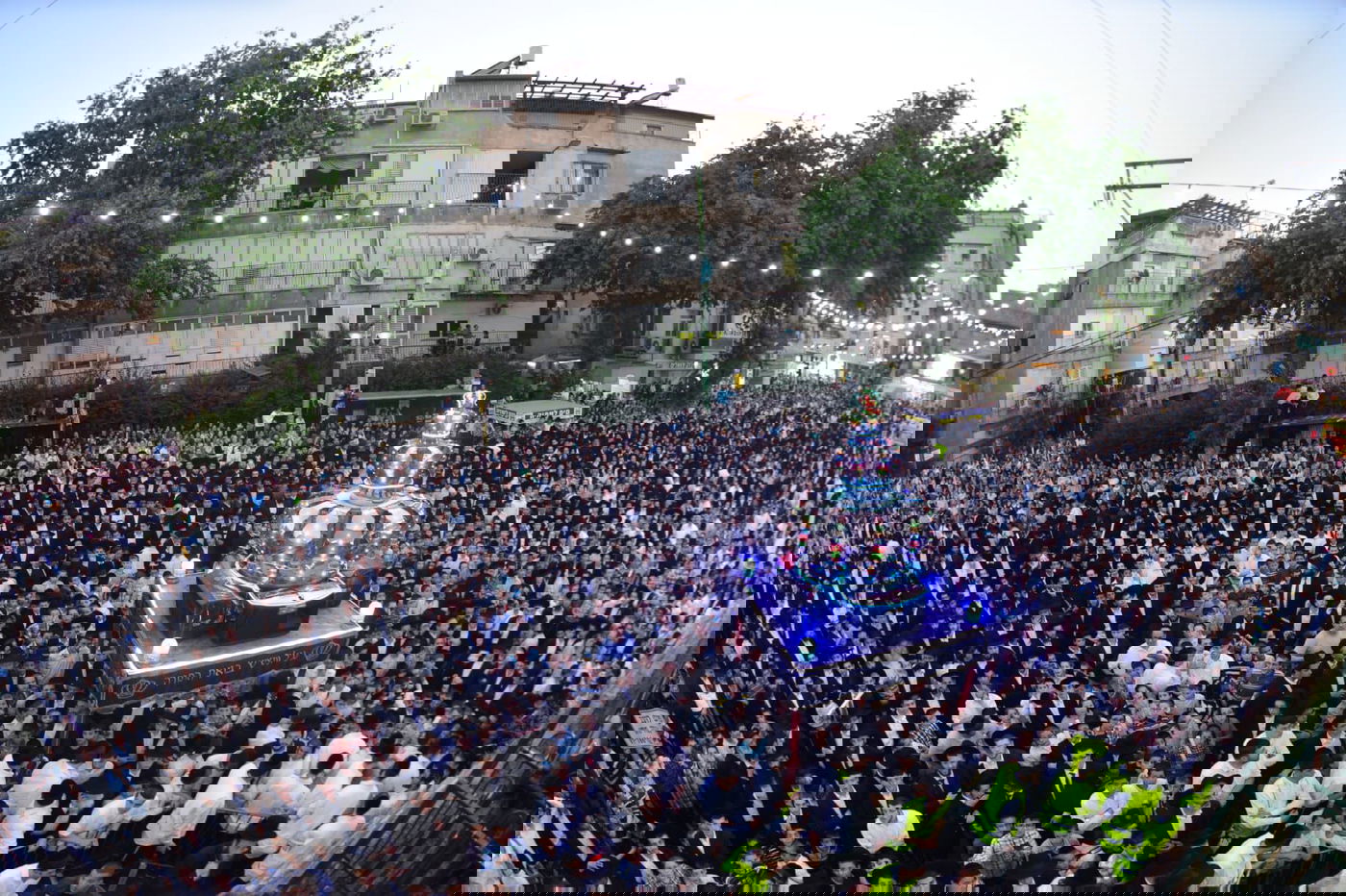 צפו: ספרי התורה הגנובים הושבו אל ארון הקודש