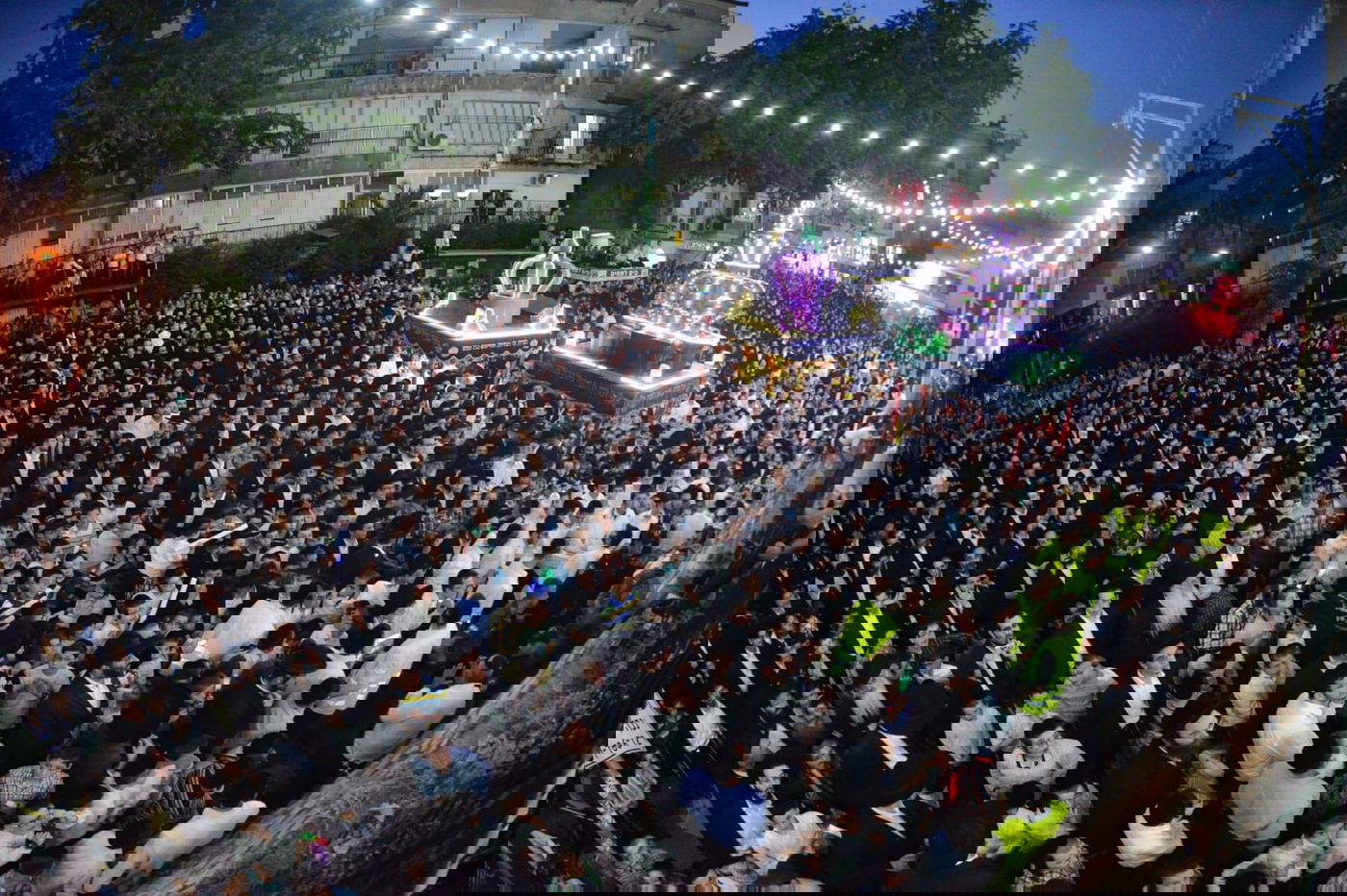 צפו: ספרי התורה הגנובים הושבו אל ארון הקודש