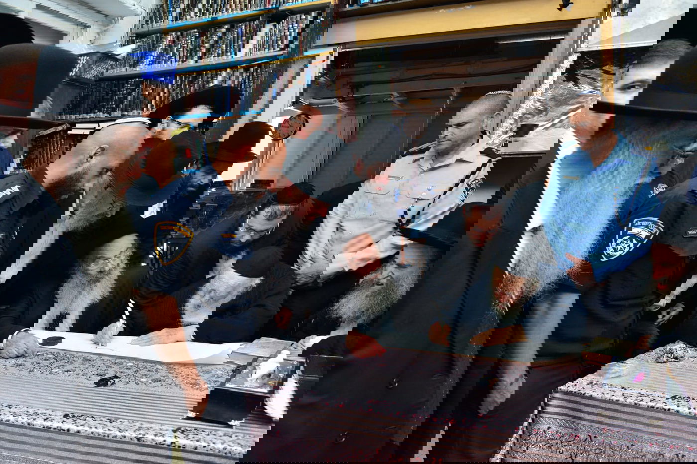 צפו: ספרי התורה הגנובים הושבו אל ארון הקודש