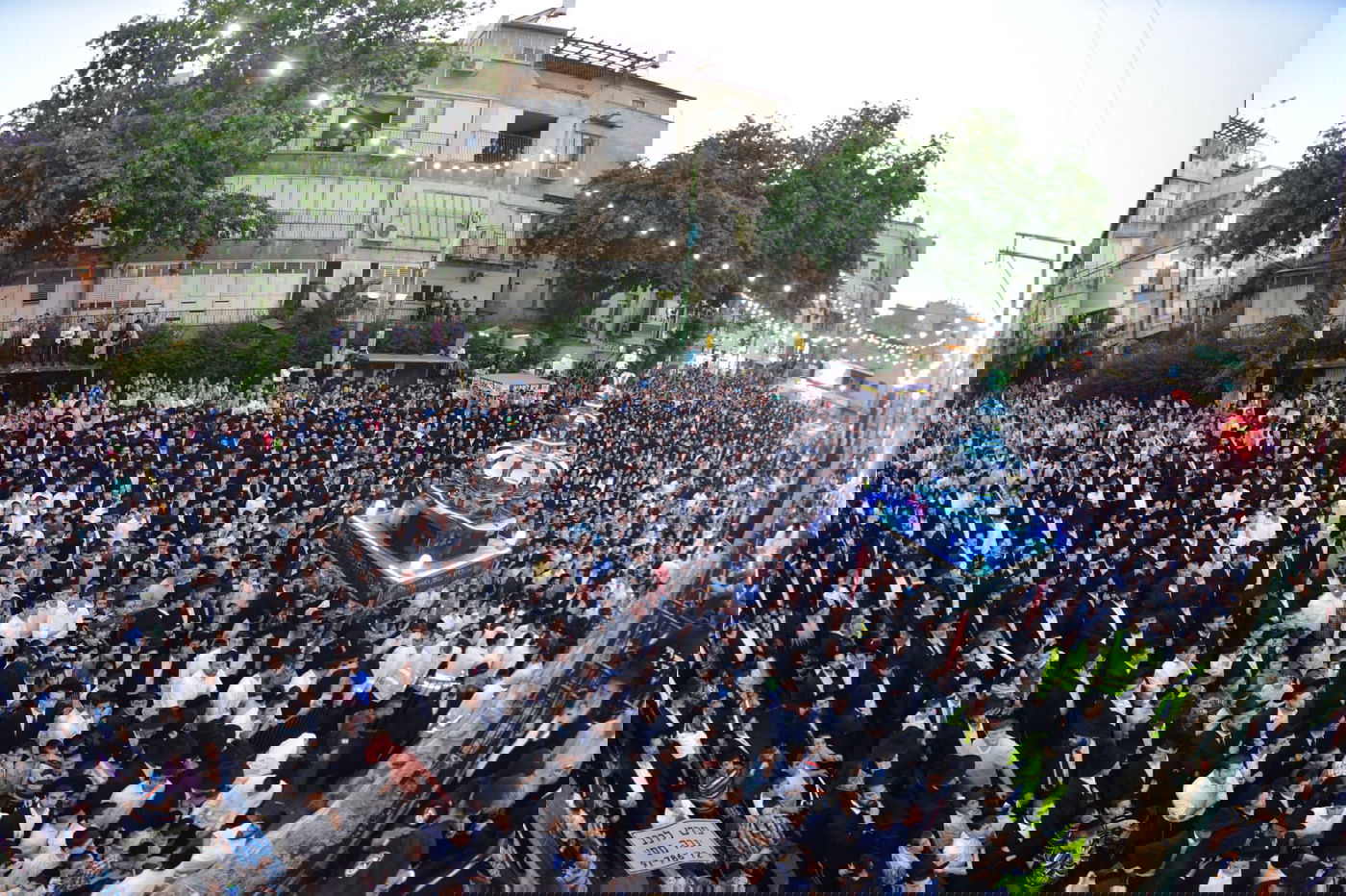 צפו: ספרי התורה הגנובים הושבו אל ארון הקודש