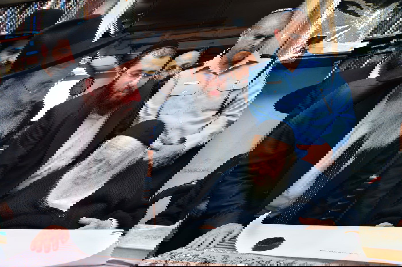 צפו: ספרי התורה הגנובים הושבו אל ארון הקודש