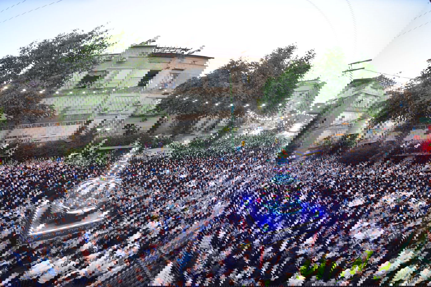 צפו: ספרי התורה הגנובים הושבו אל ארון הקודש