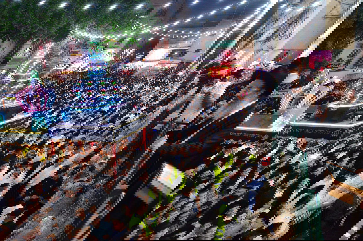 צפו: ספרי התורה הגנובים הושבו אל ארון הקודש