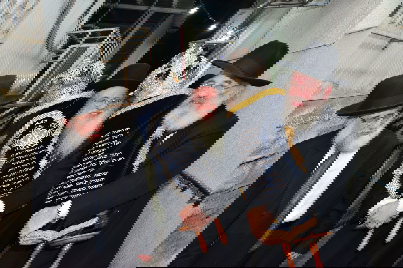 צפו: ספרי התורה הגנובים הושבו אל ארון הקודש