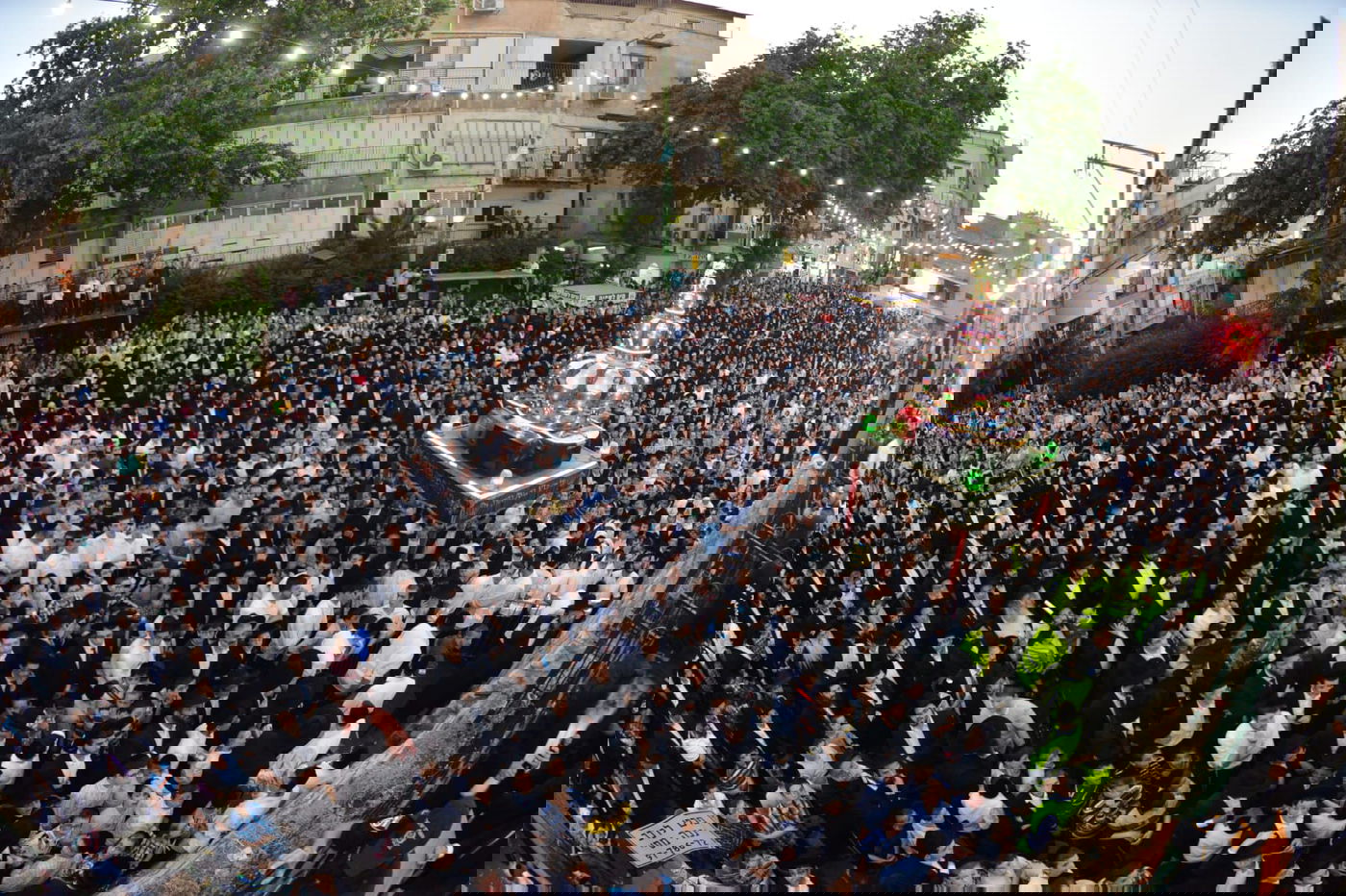 צפו: ספרי התורה הגנובים הושבו אל ארון הקודש