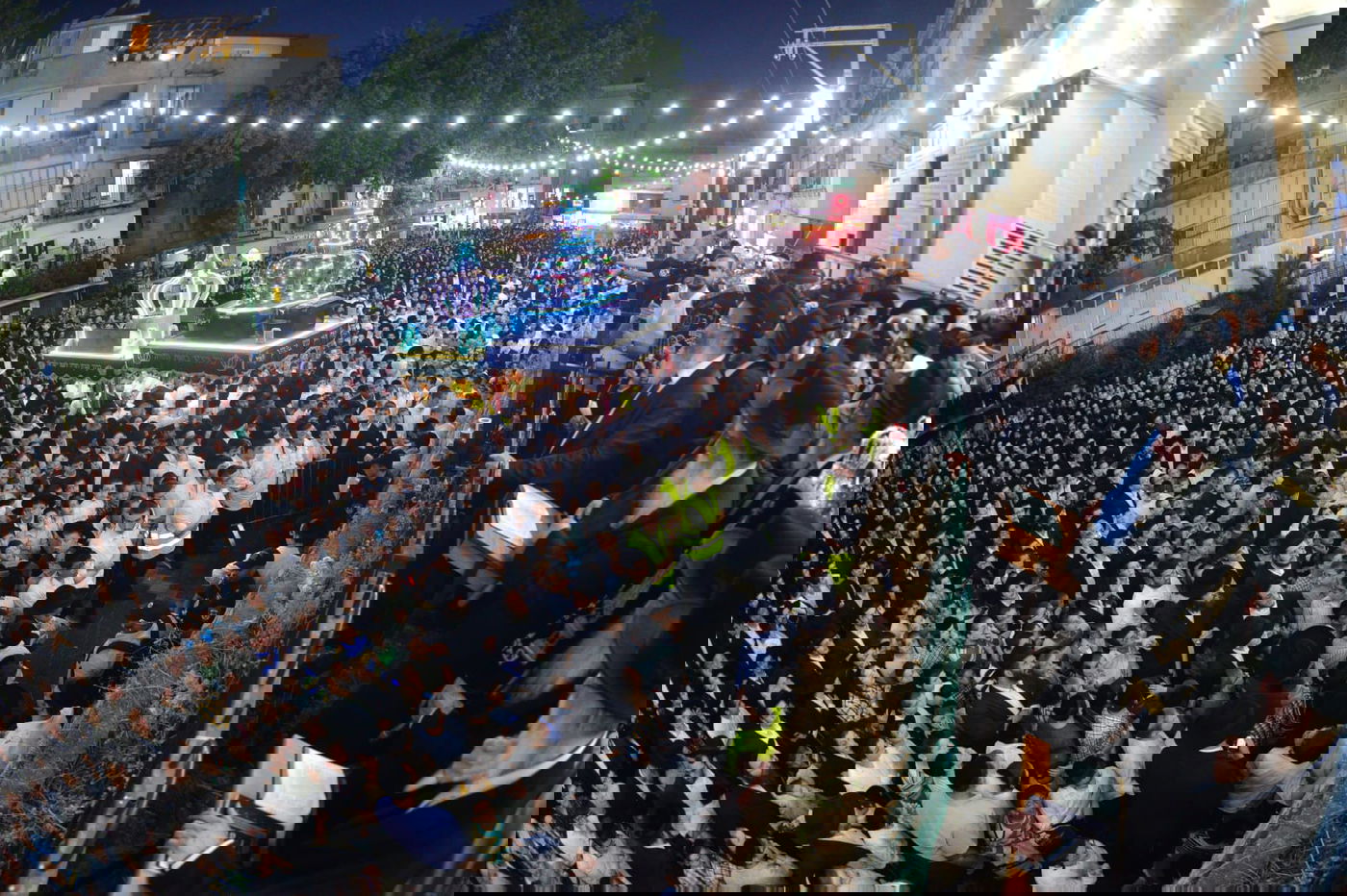 צפו: ספרי התורה הגנובים הושבו אל ארון הקודש