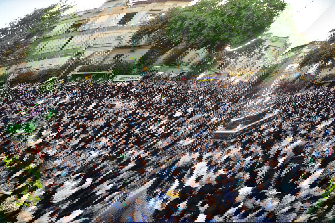 צפו: ספרי התורה הגנובים הושבו אל ארון הקודש