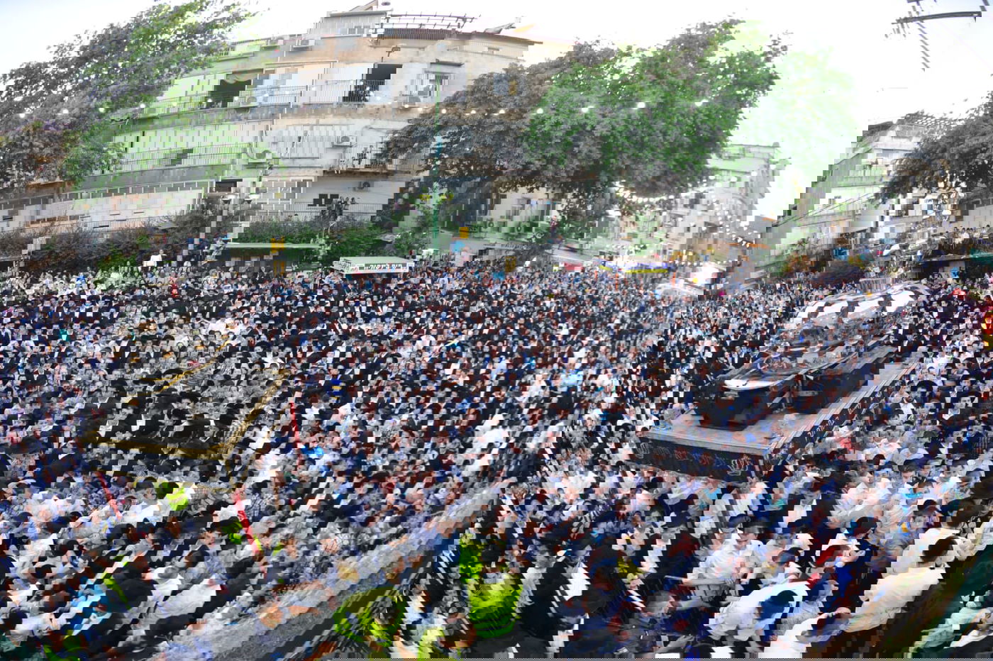 צפו: ספרי התורה הגנובים הושבו אל ארון הקודש