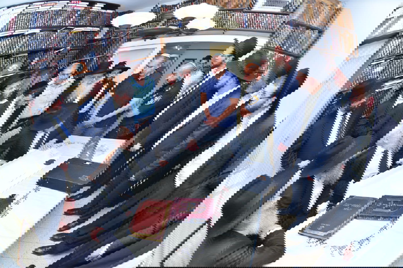 צפו: ספרי התורה הגנובים הושבו אל ארון הקודש