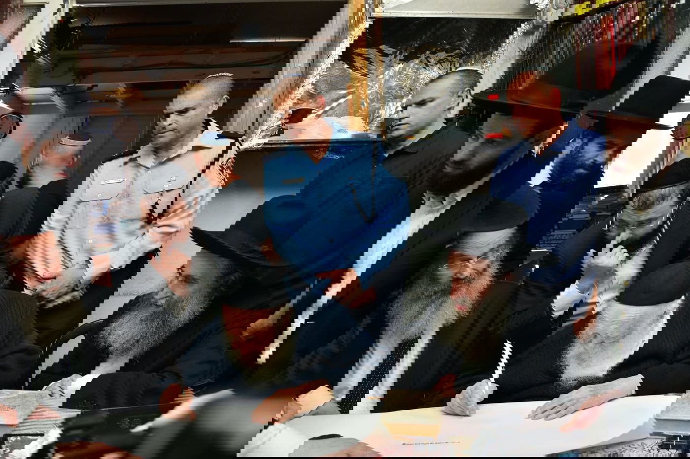 צפו: ספרי התורה הגנובים הושבו אל ארון הקודש