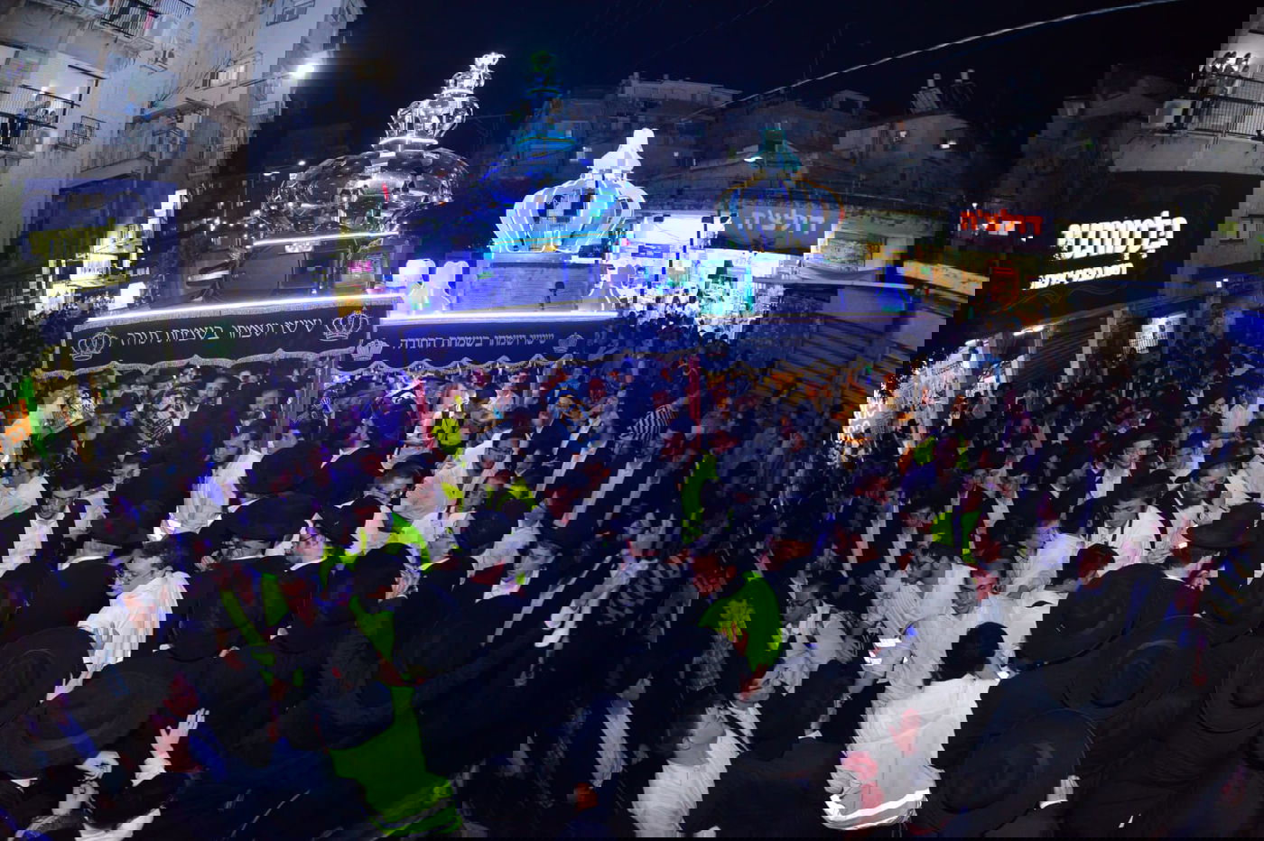 צפו: ספרי התורה הגנובים הושבו אל ארון הקודש