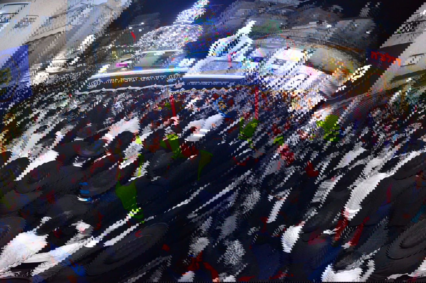 צפו: ספרי התורה הגנובים הושבו אל ארון הקודש