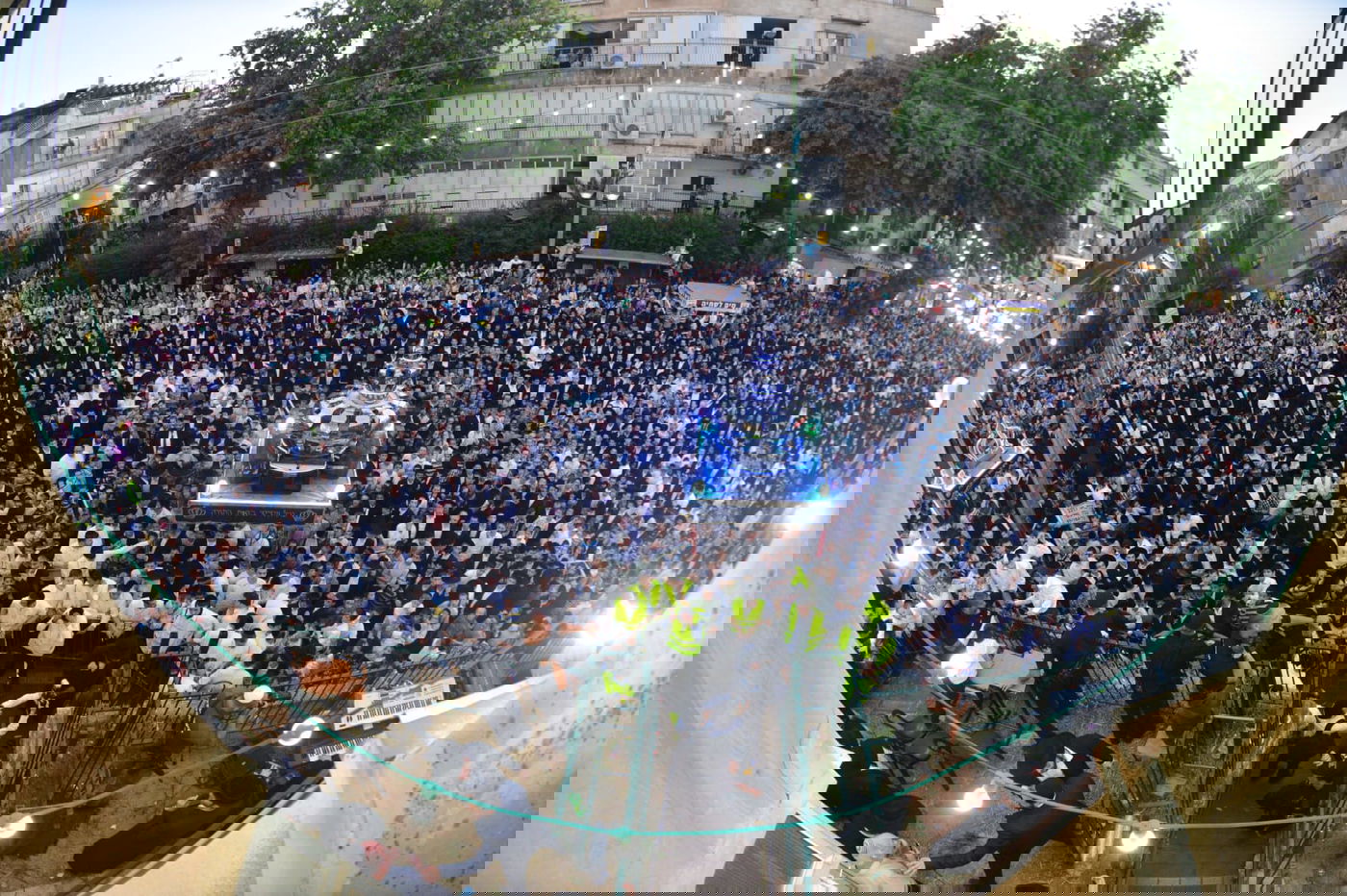 צפו: ספרי התורה הגנובים הושבו אל ארון הקודש