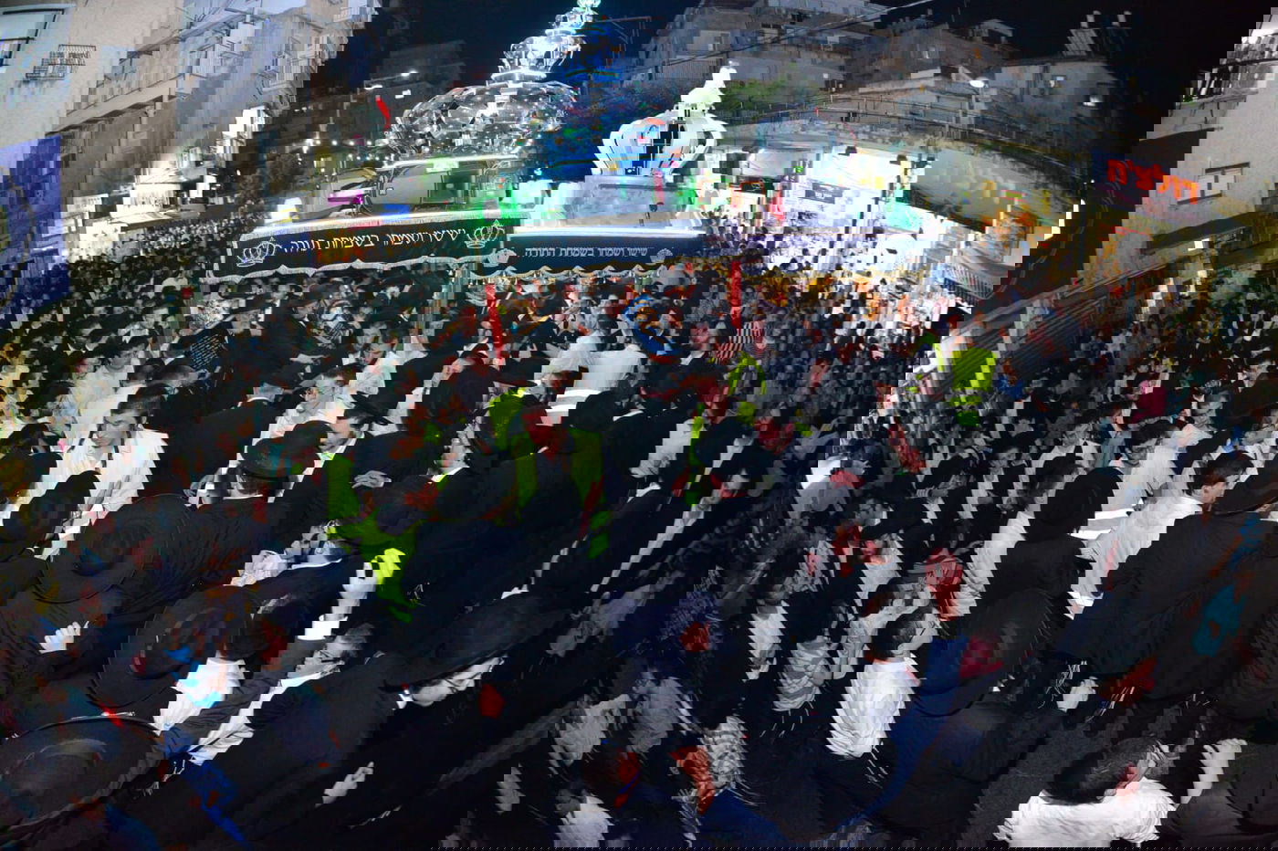 צפו: ספרי התורה הגנובים הושבו אל ארון הקודש