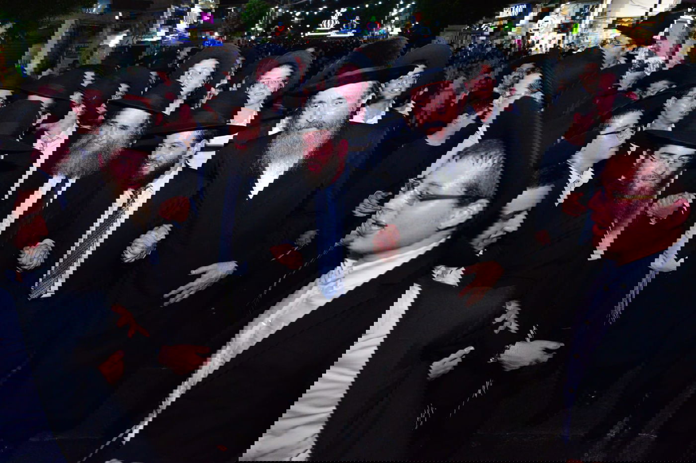 צפו: ספרי התורה הגנובים הושבו אל ארון הקודש