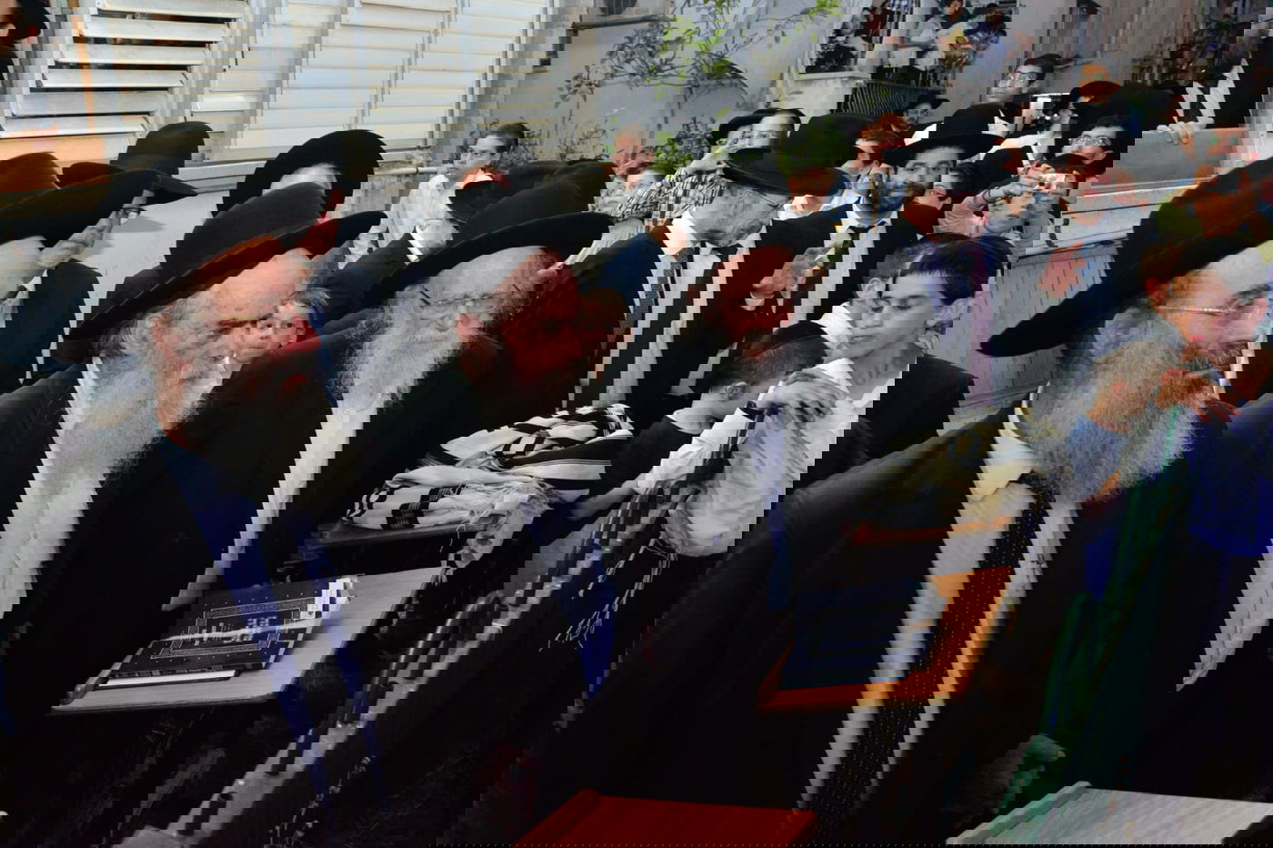 צפו: ספרי התורה הגנובים הושבו אל ארון הקודש